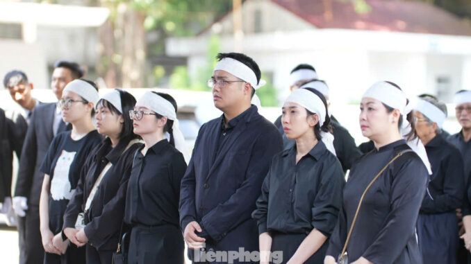 Vợ ông Hoàng Nam Tiến chính thức xuất hiện trong lễ tang, mắt đỏ hoe nhưng vẫn thần thái, người cùng ông xây dựng cơ nghiệp bao năm