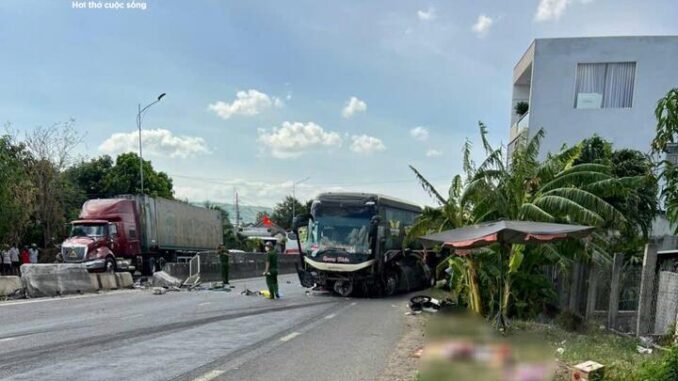Va chạm với xe khách, 2 người đi xe máy tử vong