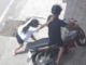 Đối tượng giật dây chuyền bỏ chạy, nữ nhân viên tiệm vàng bị kéo ngã khi truy đuổi