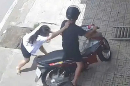 Đối tượng giật dây chuyền bỏ chạy, nữ nhân viên tiệm vàng bị kéo ngã khi truy đuổi
