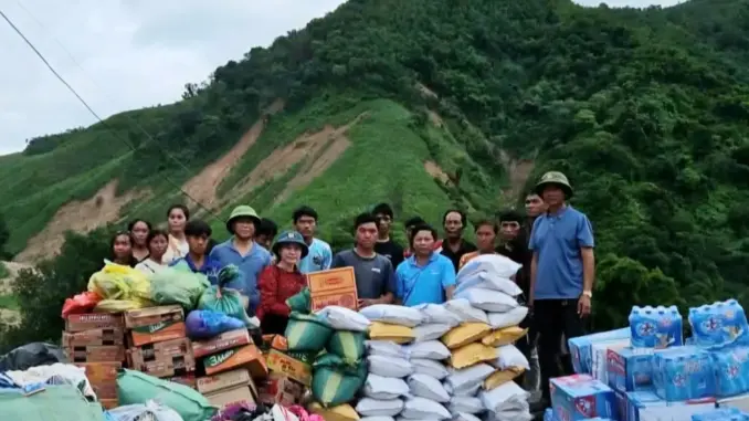 Người dân vùng lũ Nghệ An san sẻ hàng cứu trợ cho người dân Lào vượt sông tìm giúp đỡ Người dân vùng lũ Nghệ An san sẻ hàng cứu trợ cho người dân Lào vượt sông tìm giúp đỡ