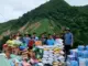 Người dân vùng lũ Nghệ An san sẻ hàng cứu trợ cho người dân Lào vượt sông tìm giúp đỡ