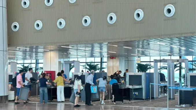 Đề xuất bỏ quy định cởi giày, tháo thắt lưng khi kiểm tra an ninh sân bay Đề xuất bỏ quy định cởi giày, tháo thắt lưng khi kiểm tra an ninh sân bay
