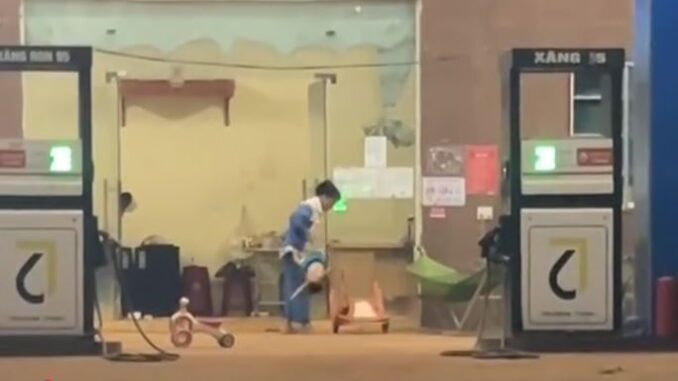 Phẫn nộ vụ cháu bé 16 tháng tuổi bị xách ngược, ném xuống nền bê-tông