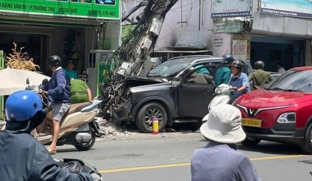 Hiện trường xe bán tải tông gãy cột điện ở Thủ Đức, người dân phát hiện cảnh hãi hùng khi mở cửa xe