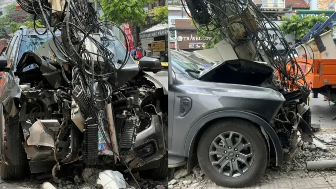 Xe bán tải tông gãy cột điện, lao vào người đi đường ở TPHCM Xe bán tải tông gãy cột điện, lao vào người đi đường ở TPHCM