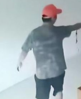 Đang ngồi hút thuốc trong nhà Đang ngồi hút thuốc trong nhà