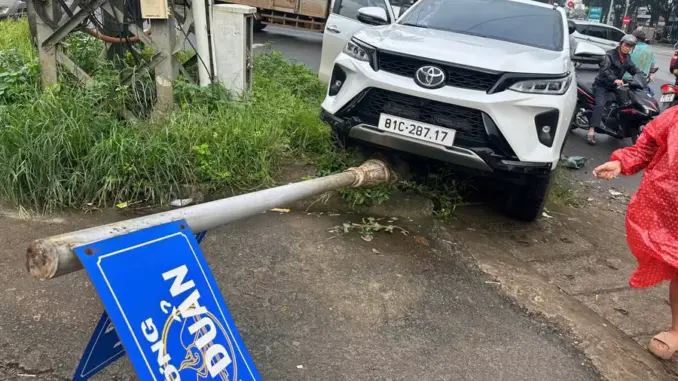 Gia Lai: Người dân phá cửa xe 7 chỗ cứu tài xế nghi bị đột quỵ Gia Lai: Người dân phá cửa xe 7 chỗ cứu tài xế nghi bị đột quỵ
