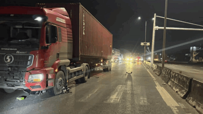 Xe container và xe máy va chạm trên QL51 lúc rạng sáng, một thanh niên tử vong tại chỗ Xe container và xe máy va chạm trên QL51 lúc rạng sáng, một thanh niên tử vong tại chỗ