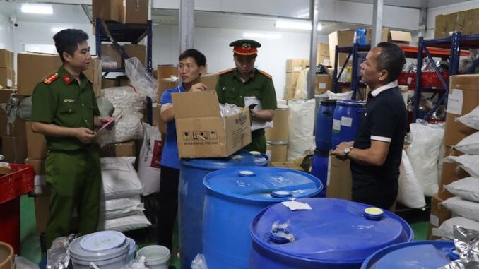 Triệt phá đường dây sản xuất, buôn bán thực phẩm chức năng giả quy mô lớn, 2 giám đốc bị khởi tố Triệt phá đường dây sản xuất, buôn bán thực phẩm chức năng giả quy mô lớn, 2 giám đốc bị khởi tố