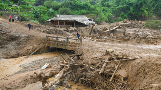 2 bé trai tử vong trong vụ sạt lở ở Điện Biên: Mẹ bỏ đi, bố đi làm xa, 2 con ở nhà tự chăm nhau 2 bé trai tử vong trong vụ sạt lở ở Điện Biên: Mẹ bỏ đi, bố đi làm xa, 2 con ở nhà tự chăm nhau