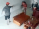 Đang ngồi h/út th/uốc trong nhà