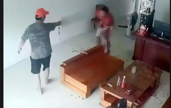 Đang ngồi h/út th/uốc trong nhà