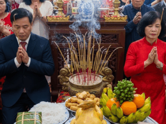 “Cố gắng làm nhanh thôi, đừng để mâm cúng thiếu sót gì. Mọi người sẽ tới sớm đấy!”