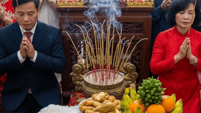 “Cố gắng làm nhanh thôi, đừng để mâm cúng thiếu sót gì. Mọi người sẽ tới sớm đấy!” “Cố gắng làm nhanh thôi, đừng để mâm cúng thiếu sót gì. Mọi người sẽ tới sớm đấy!”