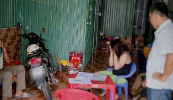 Bắt quả tang chủ quán cà phê bán dâm giá 150.000 đồng/lượt: Lật tẩy bí mật trong căn phòng số 02 Bắt quả tang chủ quán cà phê bán dâm giá 150.000 đồng/lượt: Lật tẩy bí mật trong căn phòng số 02