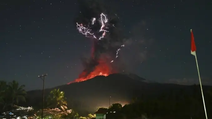 Núi lửa Indonesia phun trào, tro bụi bốc cao 18 km Núi lửa Indonesia phun trào, tro bụi bốc cao 18 km
