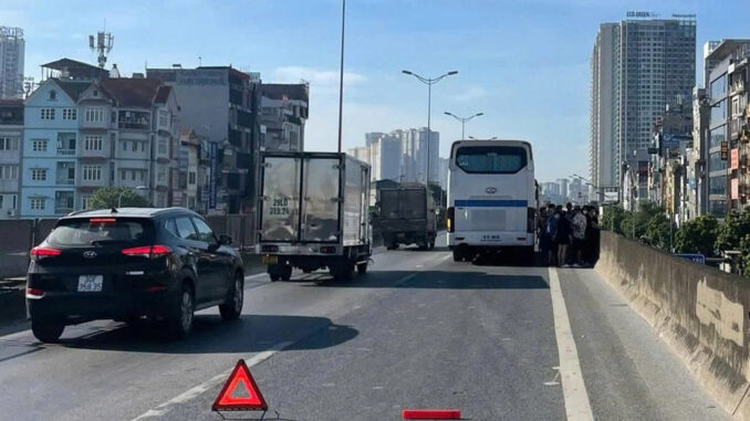 Thương 40 hành khách trên đường vành đai 3 Hà Nội trưa nay