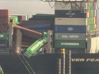 Hai tàu Evergreen gặp nạn liên tiếp: Hơn 50 container rơi xuống biển