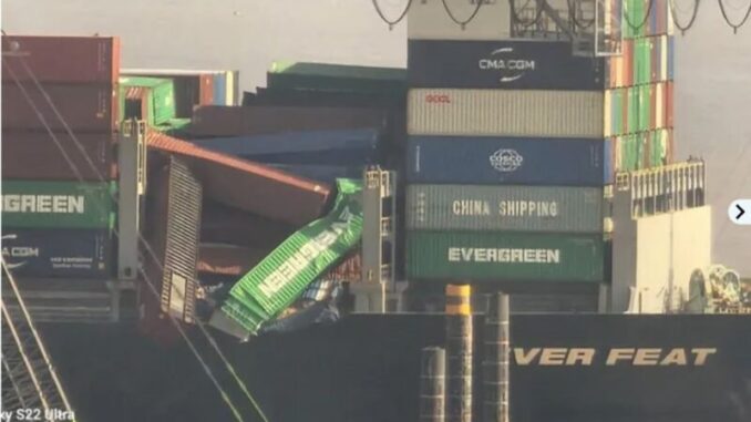Hai tàu Evergreen gặp nạn liên tiếp: Hơn 50 container rơi xuống biển