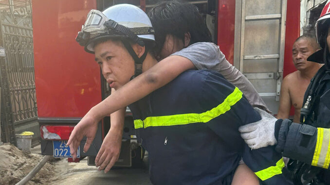 Phép màu đã xảy ra: Giải c;;/ứu thành công 3 người mắc k;;/ẹt trong ngôi nhà c;;/háy ở ngõ sâu Hà Nội Phép màu đã xảy ra: Giải c;;/ứu thành công 3 người mắc k;;/ẹt trong ngôi nhà c;;/háy ở ngõ sâu Hà Nội