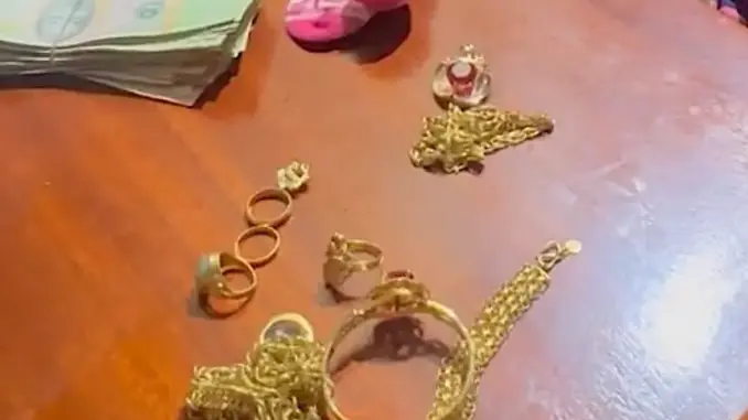 Bà b:ầu đột nhập vào nhà người quen tr:ộm gần 6 cây vàng và 77 triệu đồng Bà b:ầu đột nhập vào nhà người quen tr:ộm gần 6 cây vàng và 77 triệu đồng