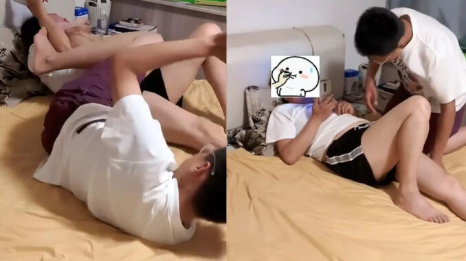 Hình ảnh mẹ chơi đùa với con trai 13 tuổi trong phòng khiến ai nấy hốt hoảng: Chị ơi, hãy tôn trọng ranh giới! Hình ảnh mẹ chơi đùa với con trai 13 tuổi trong phòng khiến ai nấy hốt hoảng: Chị ơi, hãy tôn trọng ranh giới!