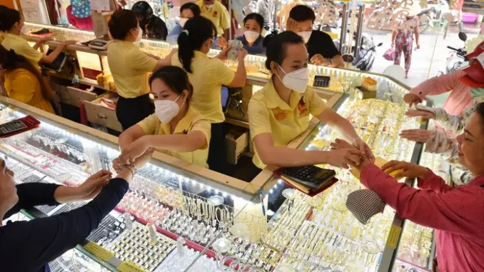 Giá vàng hôm nay, 6-8: Tăng mạnh khi cổ phiếu quốc tế bị bán tháo Giá vàng hôm nay, 6-8: Tăng mạnh khi cổ phiếu quốc tế bị bán tháo