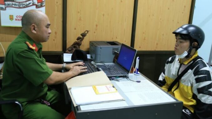 Nam thanh niên 19 tuổi dùng dao gây 3 vụ cướp táo tợn chỉ trong 2 giờ Nam thanh niên 19 tuổi dùng dao gây 3 vụ cướp táo tợn chỉ trong 2 giờ
