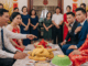 Thông gia tuyên bố không bao giờ cho con trai đi ở rể, hôm đến chơi nhà xin phép cưới tôi bố mẹ chỉ mang ra đúng con gà với đĩa xôi