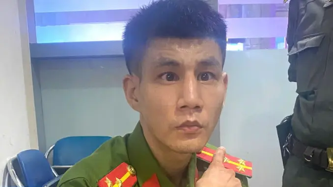 Thanh niên mặc quân phục công an vào sân bay Đà Nẵng chơi, bị phát hiện Thanh niên mặc quân phục công an vào sân bay Đà Nẵng chơi, bị phát hiện