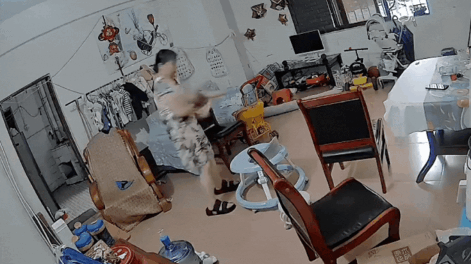 Bận đi làm nhờ mẹ chồng chăm cháu, con dâu xem lại cam mà ‘th;;ót t;im’