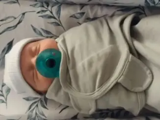 Em bé ‘lớn tuổi nhất thế giới’ vừa chào đời