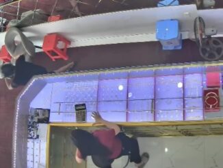 Bắt kẻ c:ướp tiệm vàng, ké:o lê nữ nhân viên
