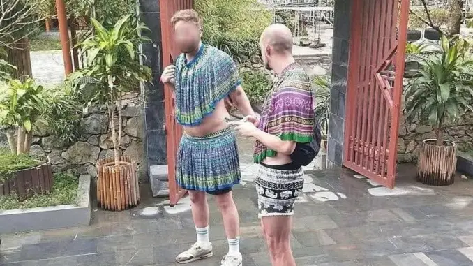 Chấn chỉnh du khách nước ngoài mặc váy H’Mông nhảy múa phản cảm tại điểm du lịch ở Tuyên Quang
